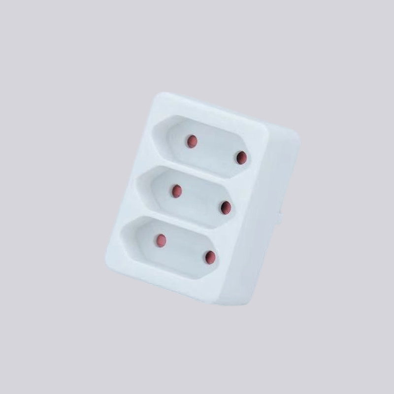 G01/3 kolmen litteän pistokkeen sovitin